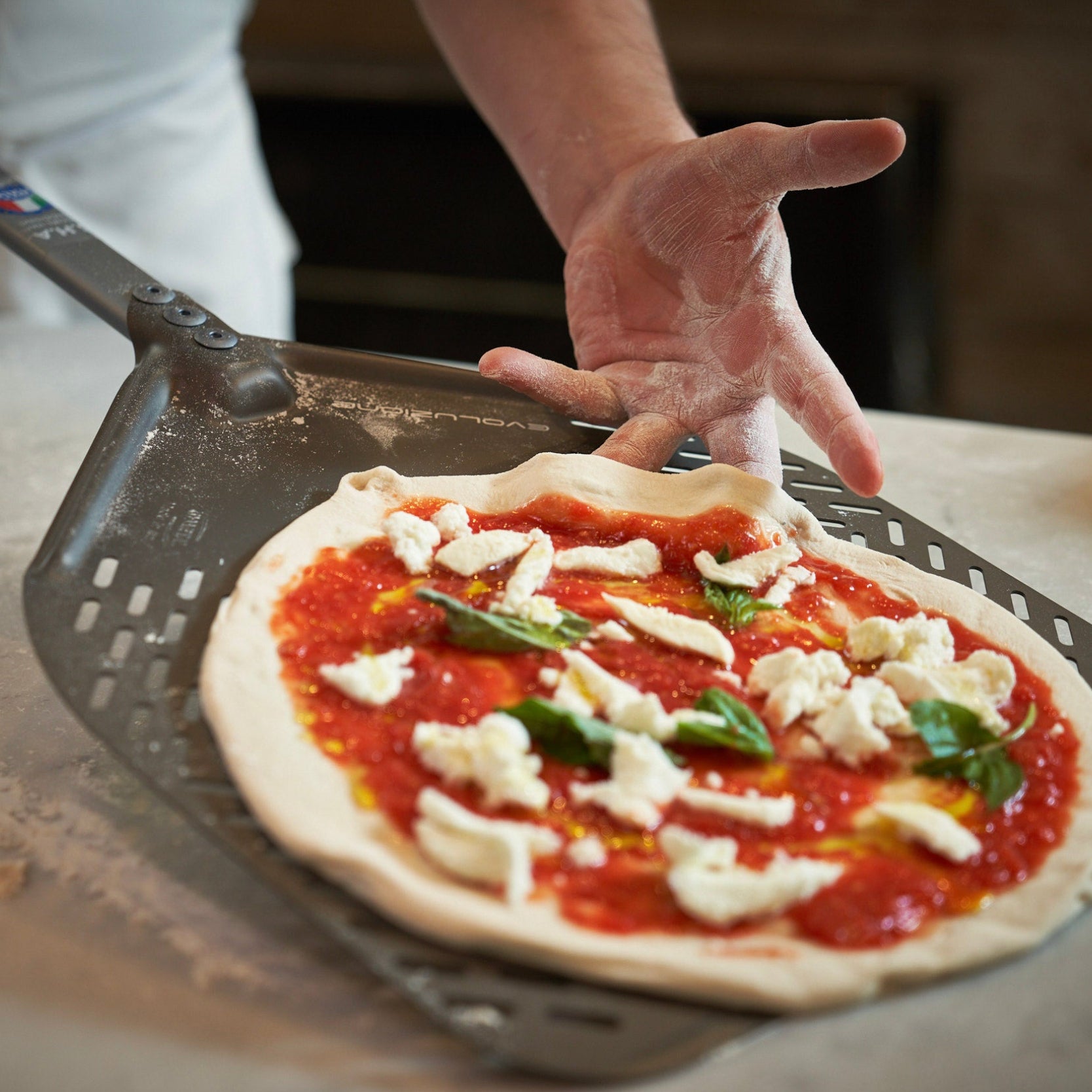 Pá para enfornar pizza alumínio perfurada retangular - Linha Evoluzione