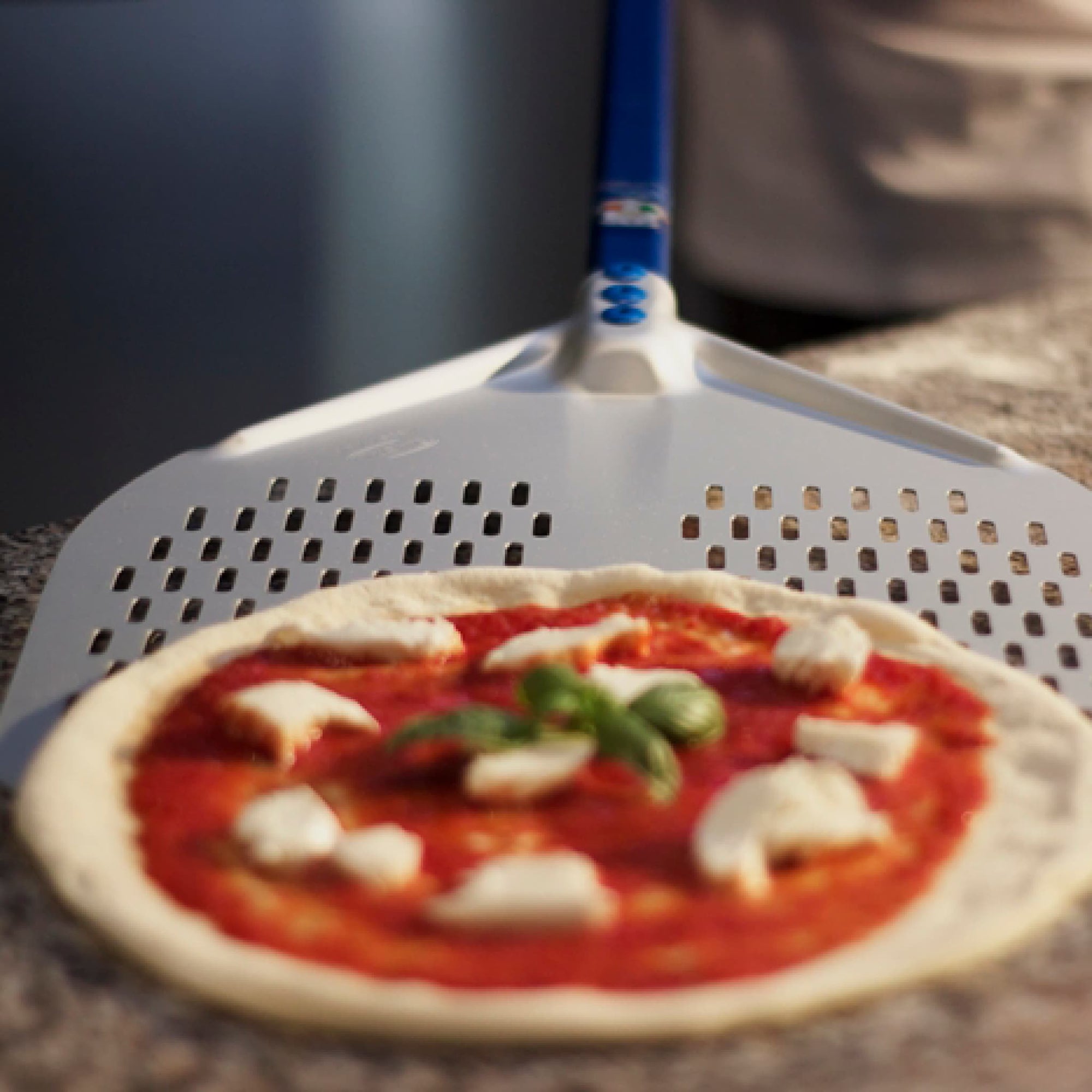 Pá para enfornar pizza alumínio perfurada retangular - 2Smart - Linha Azzurra