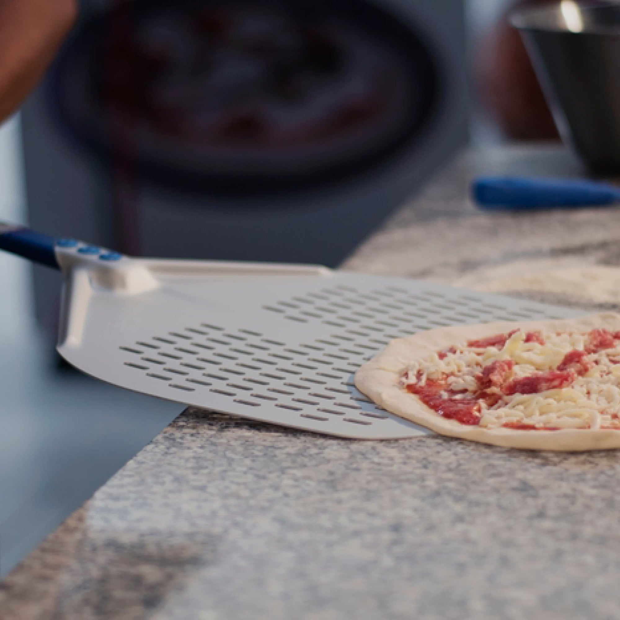 Pá para enfornar pizza alumínio perfurada retangular - 2Smart - Linha Azzurra