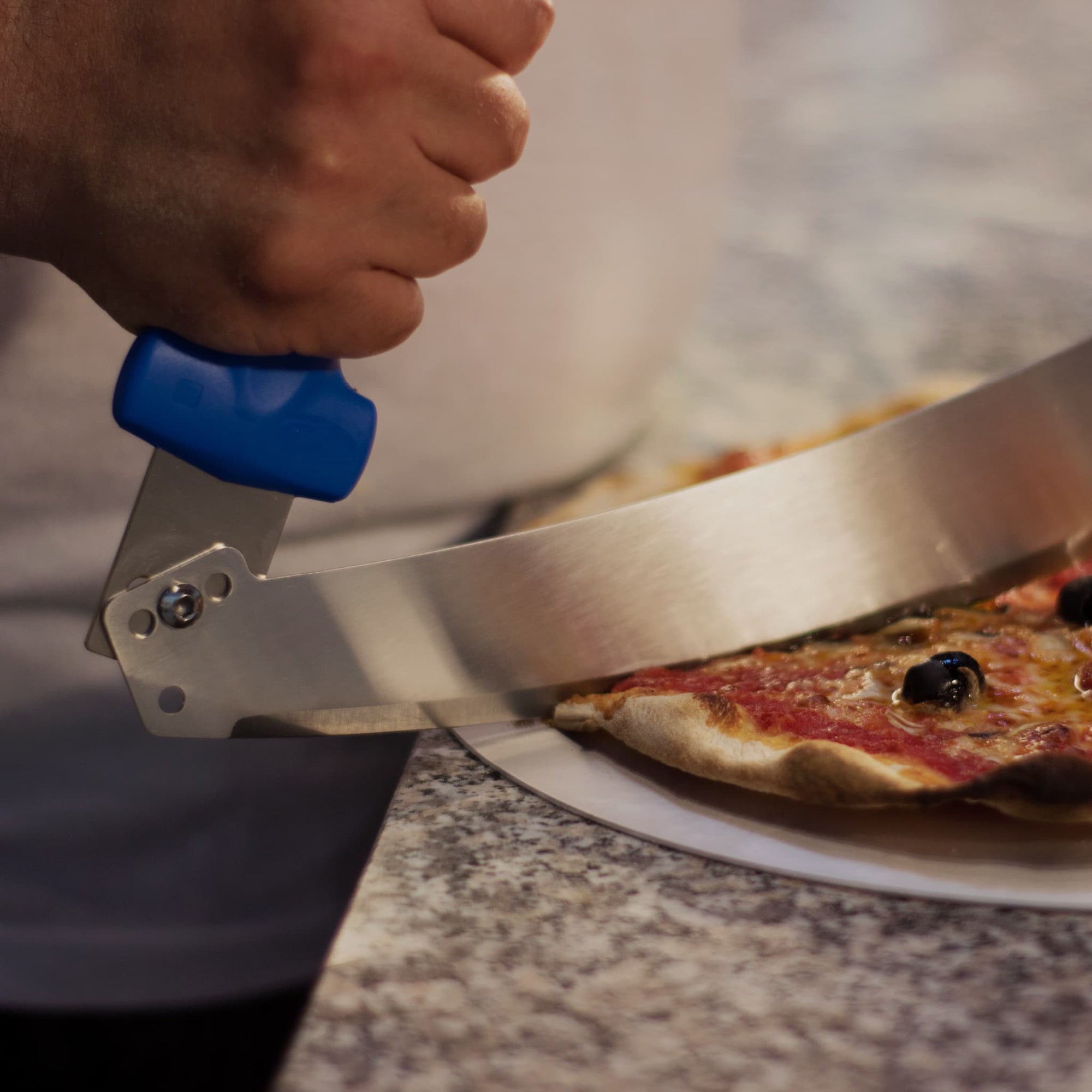 Meia-lua de aço inoxidável para cortar pizzas de até 50cm co