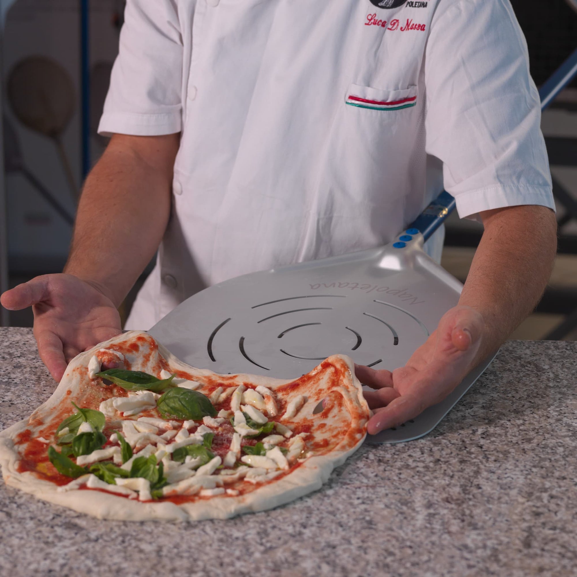 Pá para enfornar pizza alumínio perfurada retangular - Linha Napoletana