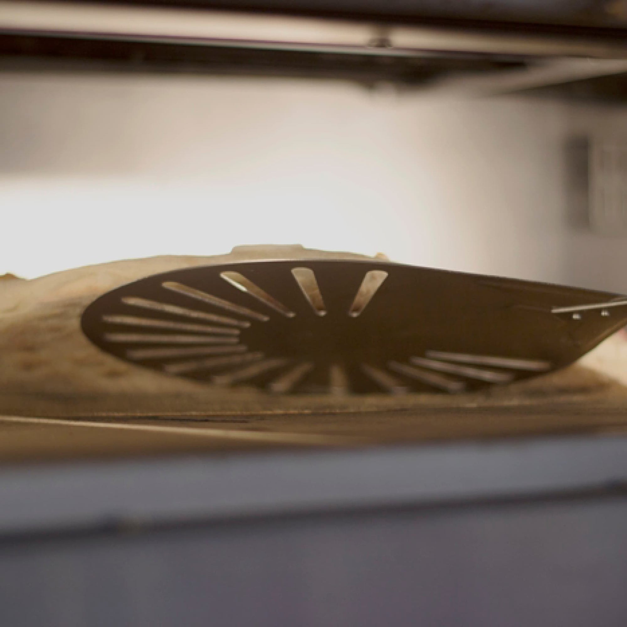 Pá perfurada para girar pizza inox - Linha Azzurra